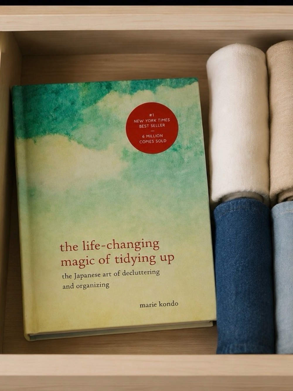BOOK The Life Changing Magic of Tidying Up Marie Kondo Japanese Decluttering